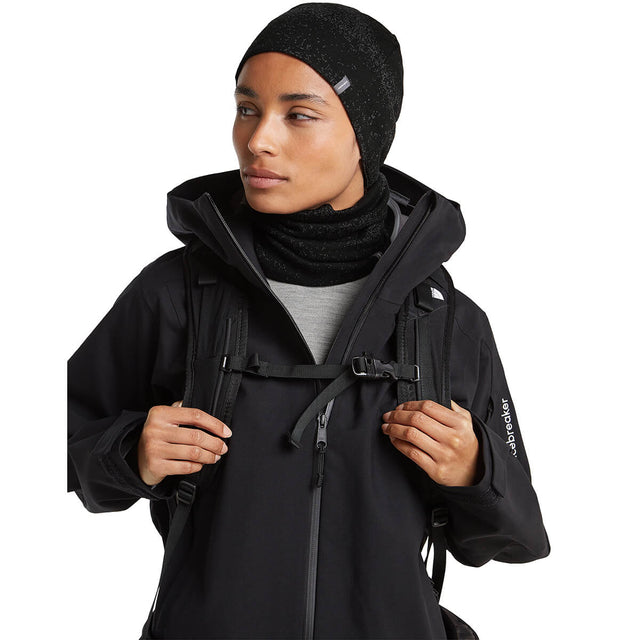 Black/Obsidian, worn by female model with shell jacket and pack