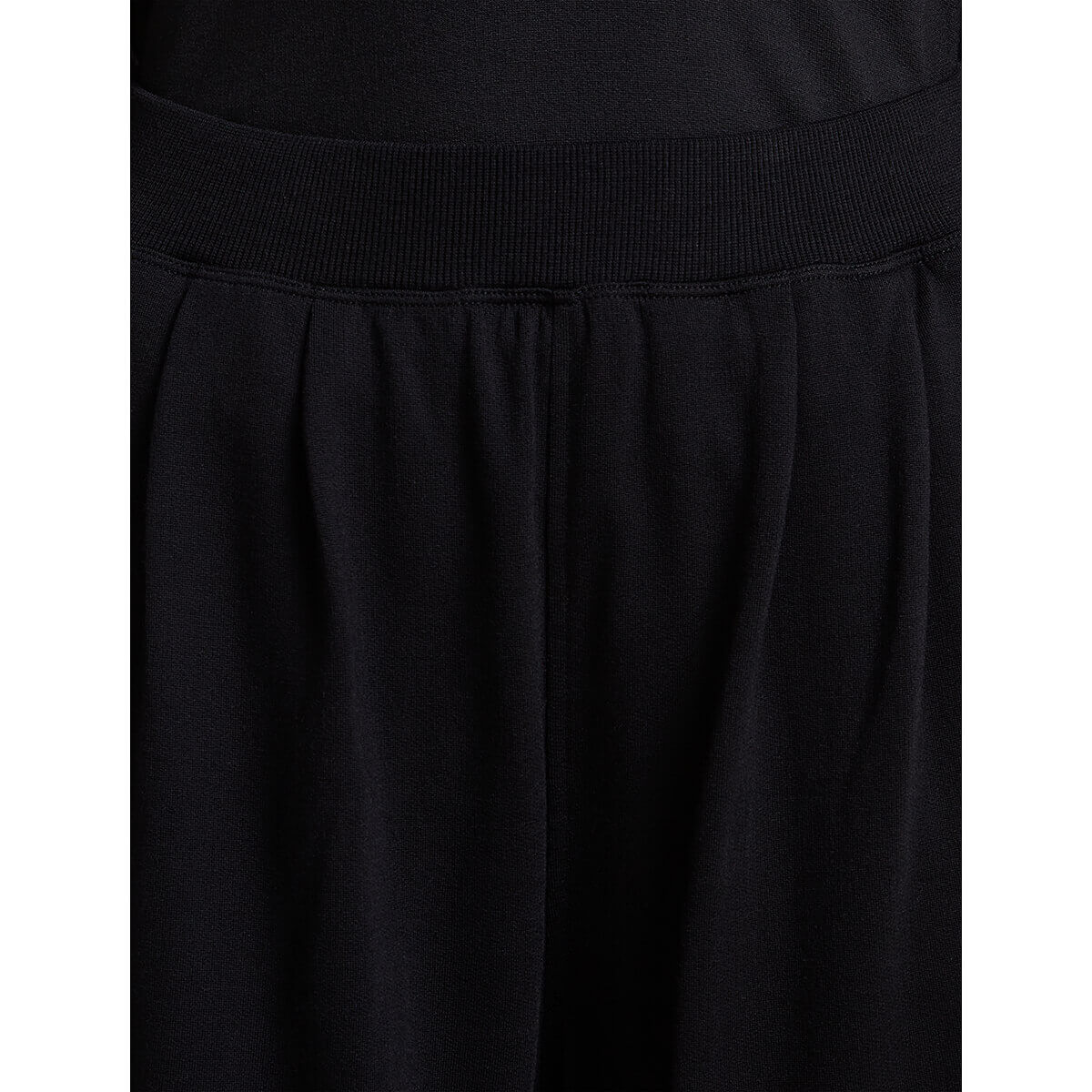 Black, waist detail