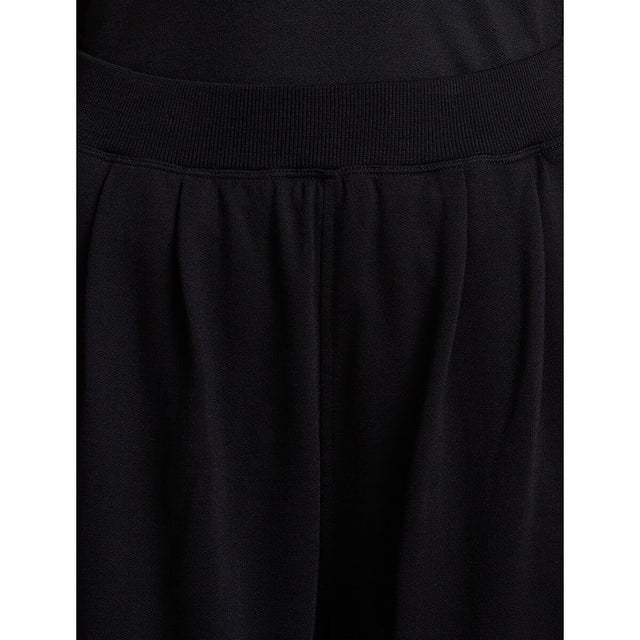 Black, waist detail