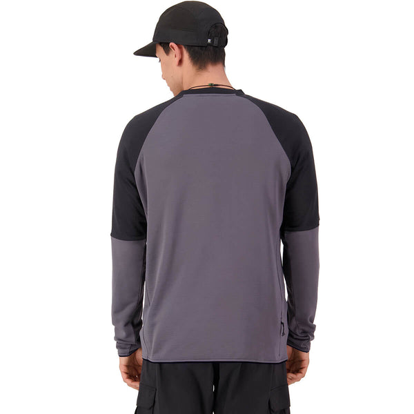 Volcano/Black back, on model
