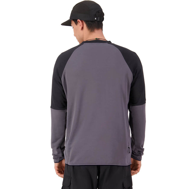 Volcano/Black back, on model