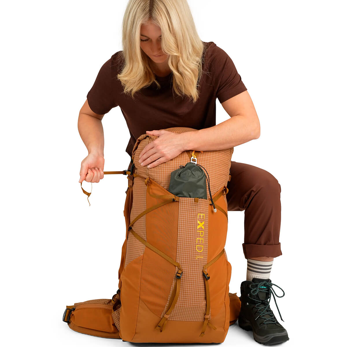 Umbra 40L compression strap being adjusted
