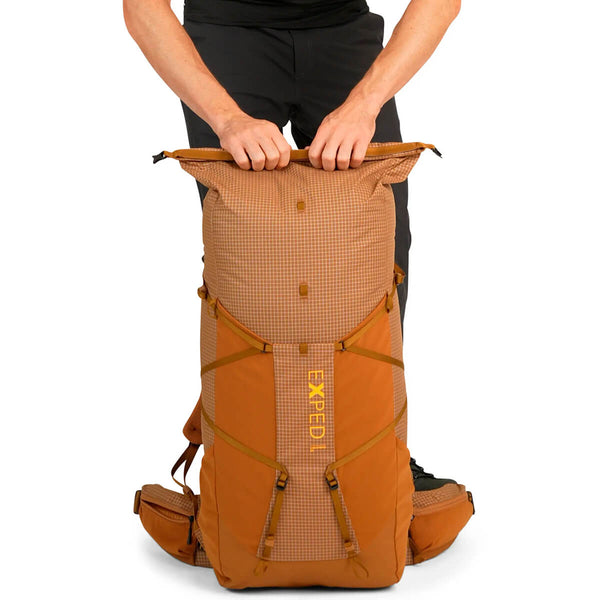 Umbra 40L roll-top closure