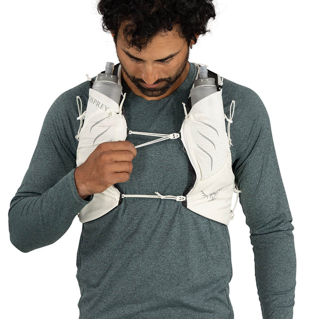 Mystery White, adjusting chest bungee cord