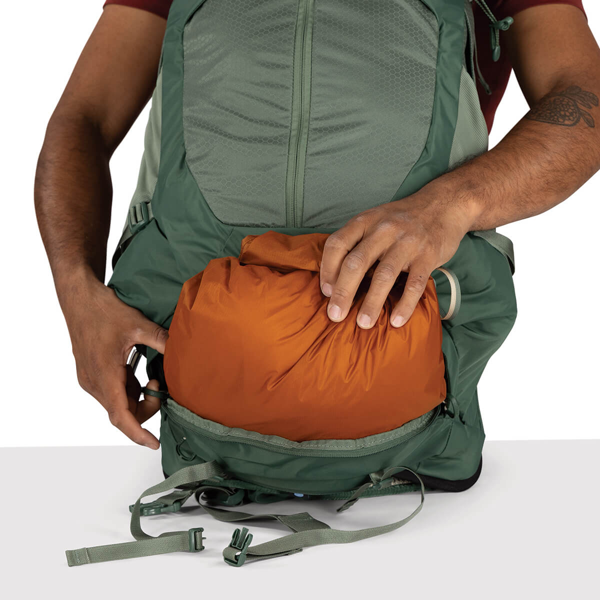 Pine Leaf Green, access to collapsible bottom compartment
