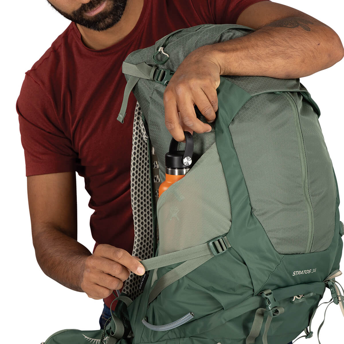 Pine Leaf Green bottle in side pocket and adjusting bottom compression strap