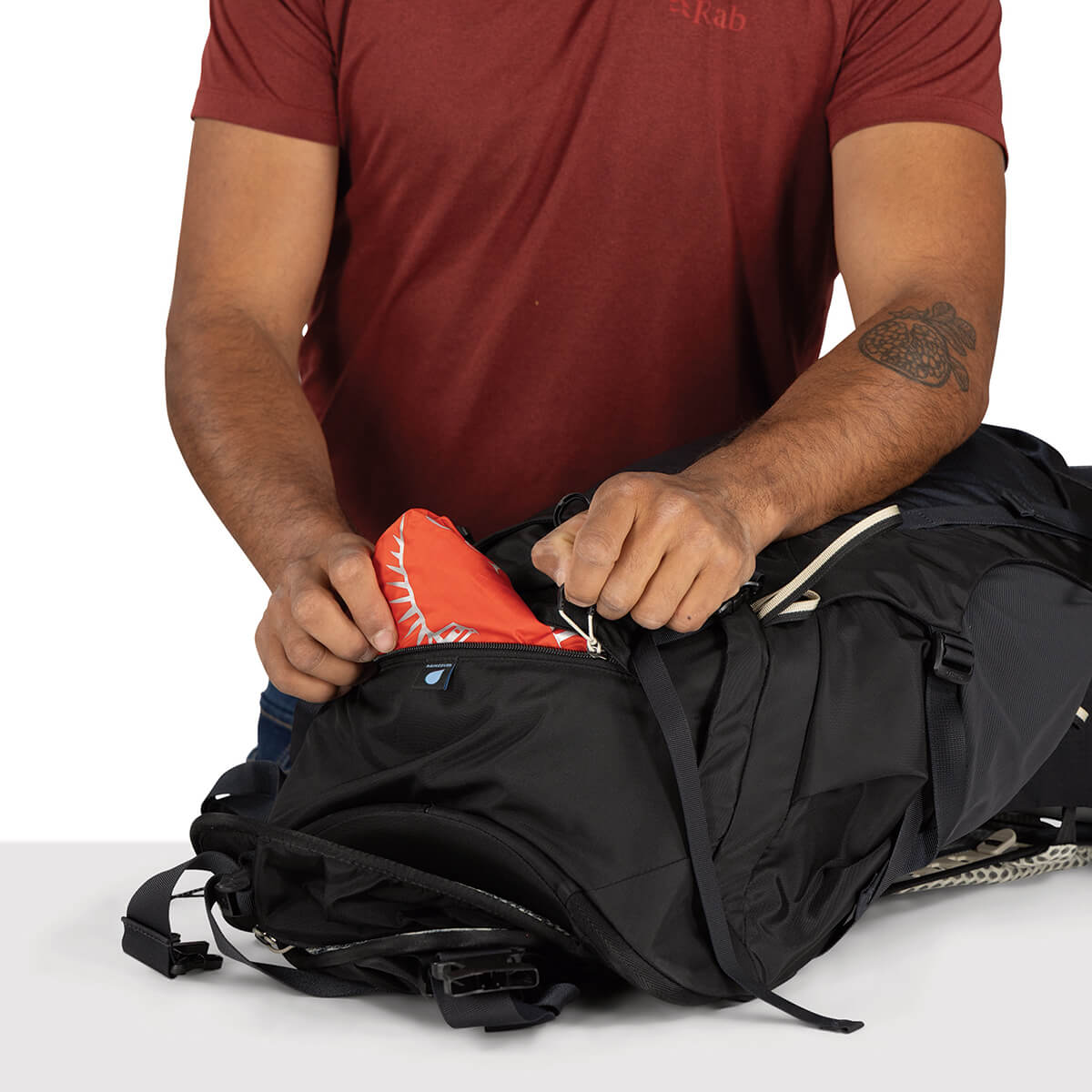 Raven Black raincover pocket at base