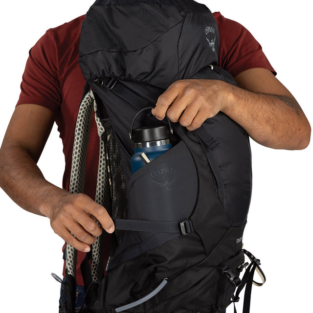 Raven Black bottle in side pocket and adjusting bottom compression