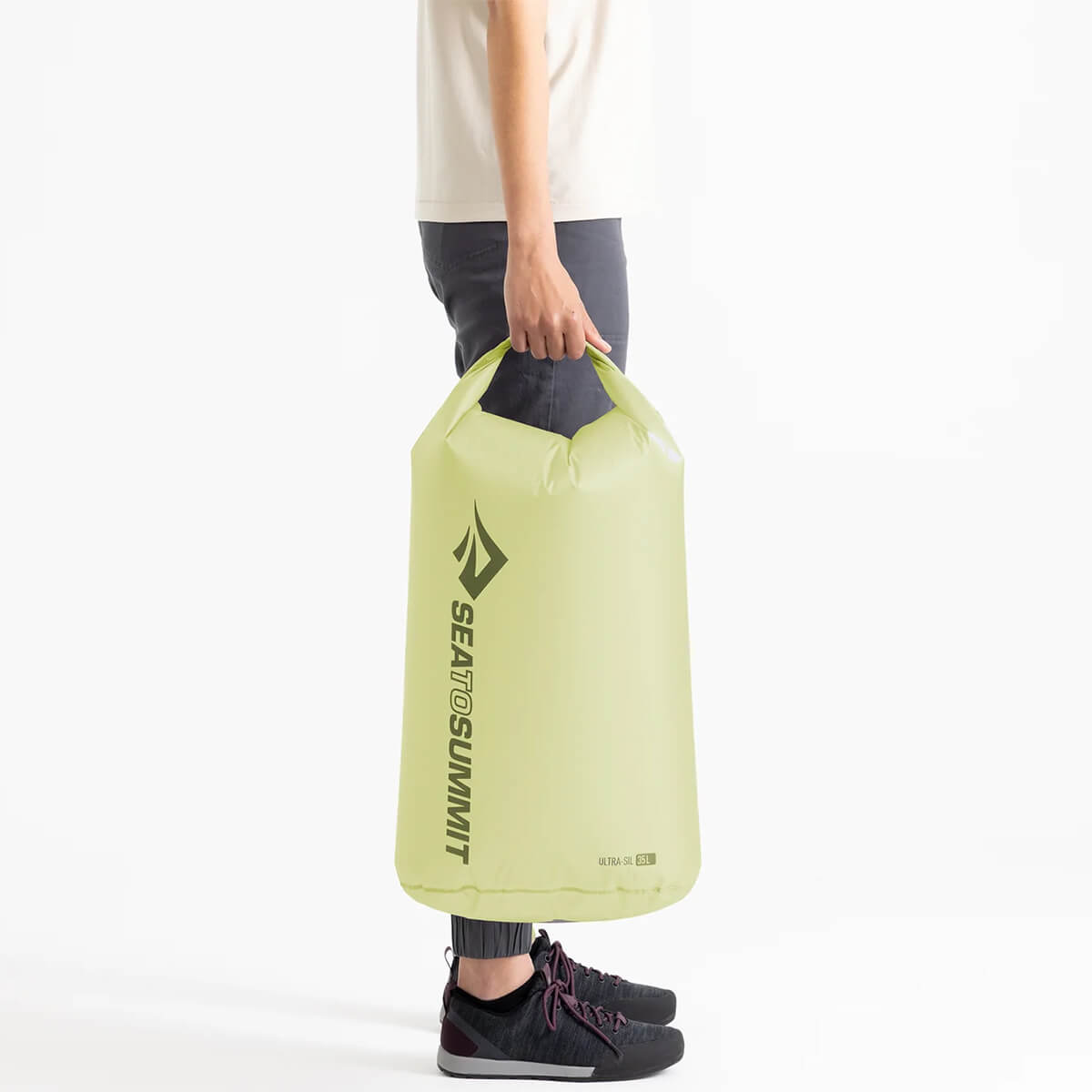 Model carrying 35-litre bag